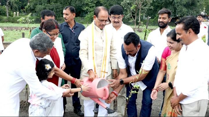 मुख्यमंत्री श्री चौहान के साथ सामाजिक कार्यकर्ताओं ने लगाए पौधे